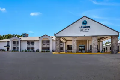 Photo 2 - Clarion Pointe Marshall