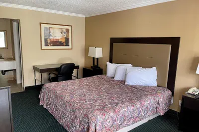 Photo 3 - Economy Motel