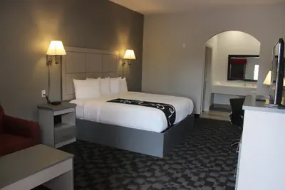 Photo 4 - Paris Inn & Suites