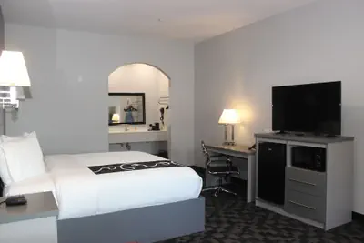 Photo 5 - Paris Inn & Suites