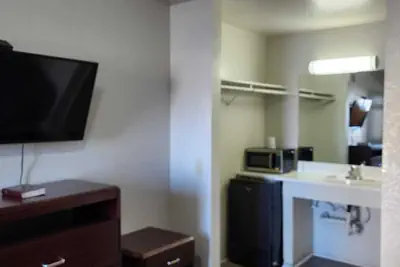 Photo 5 - Economy Inn Victorville