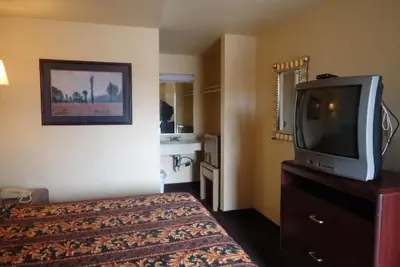 Photo 2 - Economy Inn Victorville