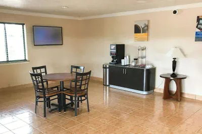 Photo 2 - Motel 6 Alvin, TX