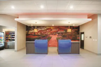 Photo 4 - La Quinta Inn & Suites by Wyndham San Marcos Outlet Mall