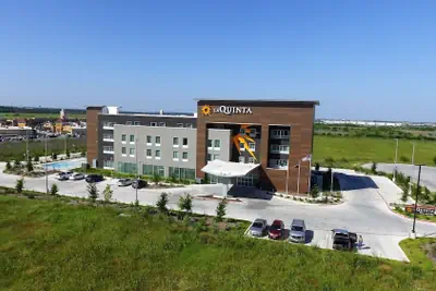 Photo 2 - La Quinta Inn & Suites by Wyndham San Marcos Outlet Mall