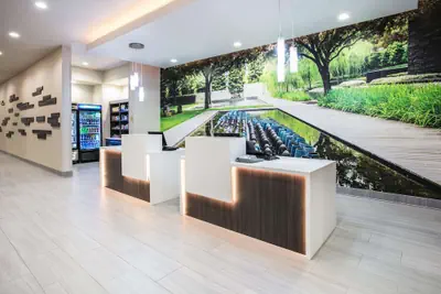 Photo 3 - La Quinta Inn & Suites by Wyndham Dallas - Richardson