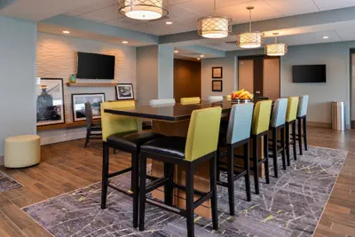 Photo 4 - Hampton Inn Omaha Airport