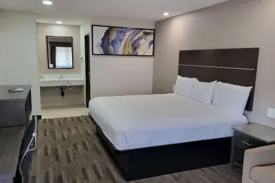 Photo 2 - Travelodge by Wyndham Buena Park