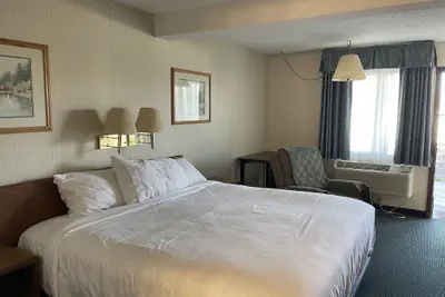 Photo 4 - Landmark Inn