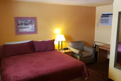 Photo 3 - Executive Inn