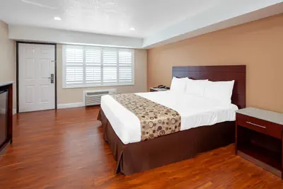 Photo 5 - Travelodge by Wyndham Harbor City
