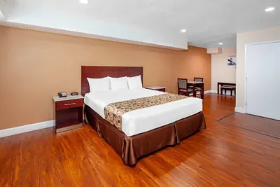 Photo 4 - Travelodge by Wyndham Harbor City