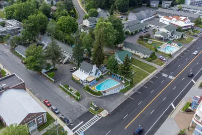 Photo 2 - Admiral Motel