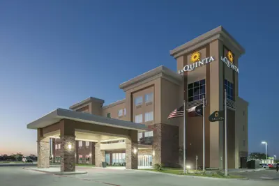 Photo 2 - La Quinta Inn & Suites by Wyndham Kingsville