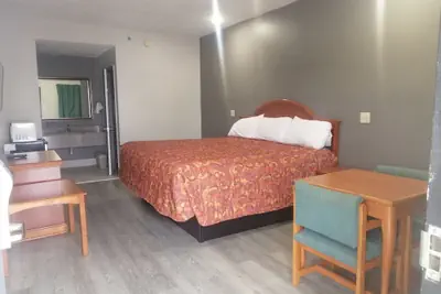 Photo 5 - Royal Inn & Suite