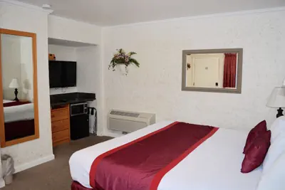Photo 5 - Travelers Inn