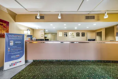 Photo 3 - Econo Lodge Corinth