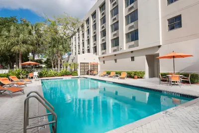 Photo 2 - Holiday Inn Express Hotel & Suites Ft. Lauderdale-Plantation by IHG