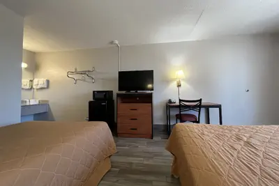 Photo 4 - EZ Travel Inn