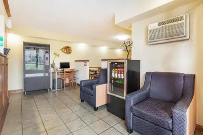 Photo 5 - Econo Lodge Cloverdale