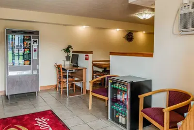 Photo 3 - Econo Lodge Cloverdale