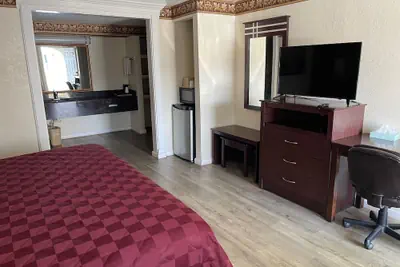 Photo 3 - Budget Inn & Suites Shoreline