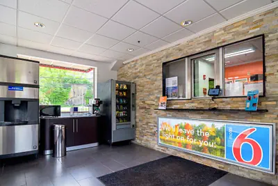Photo 5 - Motel 6 Elmsford, NY - White Plains