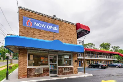Photo 2 - Motel 6 Elmsford, NY - White Plains