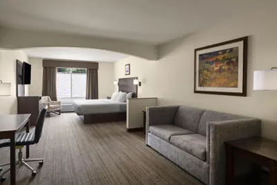 Photo 5 - Crown Pointe Lodge, BW Signature Collection