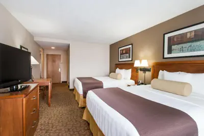 Photo 5 - Days Inn & Suites by Wyndham Fort Pierce I-95