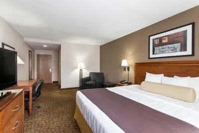 Photo 4 - Days Inn & Suites by Wyndham Fort Pierce I-95