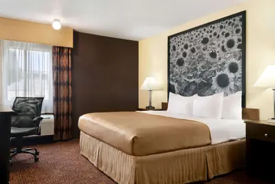 Photo 2 - Super 8 by Wyndham Des Moines