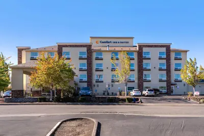Photo 2 - Comfort Inn & Suites Salem Northeast