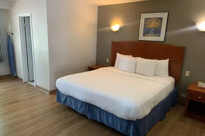 Photo 5 - Days Inn by Wyndham Elmsford / White Plains