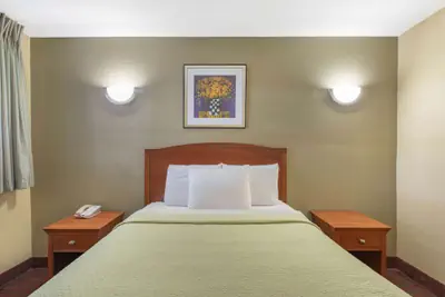 Photo 4 - Days Inn by Wyndham Elmsford / White Plains