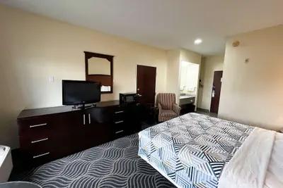 Photo 3 - Executive Inn & Suites Breaux Bridge, LA