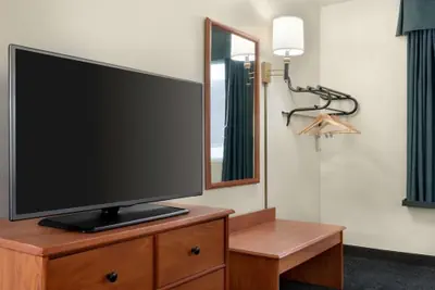 Photo 4 - Travelodge by Wyndham Clinton Valley West Court