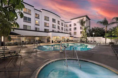 Photo 2 - Courtyard Anaheim Resort/Convention Center