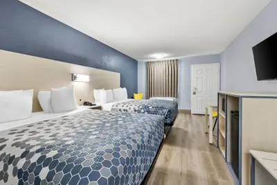 Photo 2 - Econo Lodge Inn & Suites Cayce I-26 Airport
