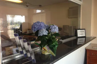 Photo 2 - Econo Lodge Oakland Lake Merritt Area