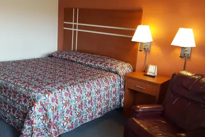 Photo 5 - Travelers Lodge Motel Marshall