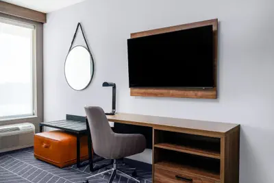 Photo 4 - La Quinta Inn & Suites by Wyndham Auburn