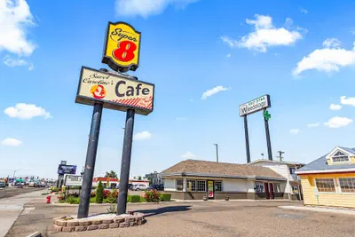 Photo 2 - Super 8 by Wyndham Ontario