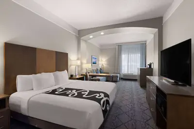 Photo 5 - La Quinta Inn and Suites by Wyndham at WaTiki Waterpark