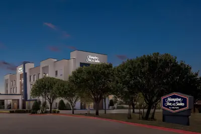 Photo 2 - Hampton Inn & Suites Waxahachie