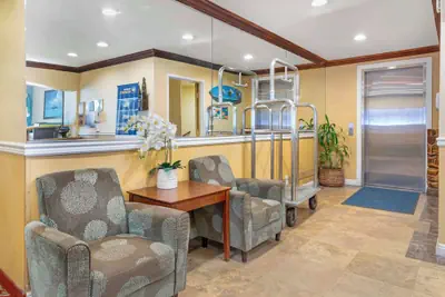 Photo 4 - Best Western Harbour Inn & Suites Huntington - Sunset Beach