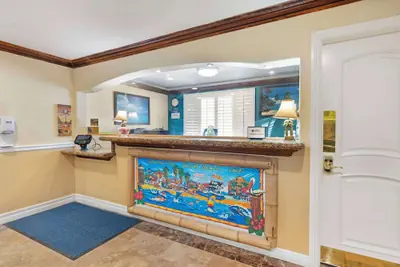 Photo 5 - Best Western Harbour Inn & Suites Huntington - Sunset Beach