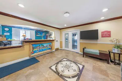 Photo 2 - Best Western Harbour Inn & Suites Huntington - Sunset Beach