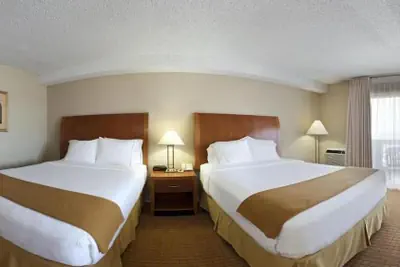 Photo 5 - Holiday Inn Express Hotel & Suites Ventura by IHG