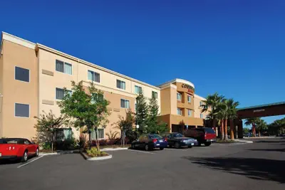 Photo 2 - Courtyard by Marriott Merced